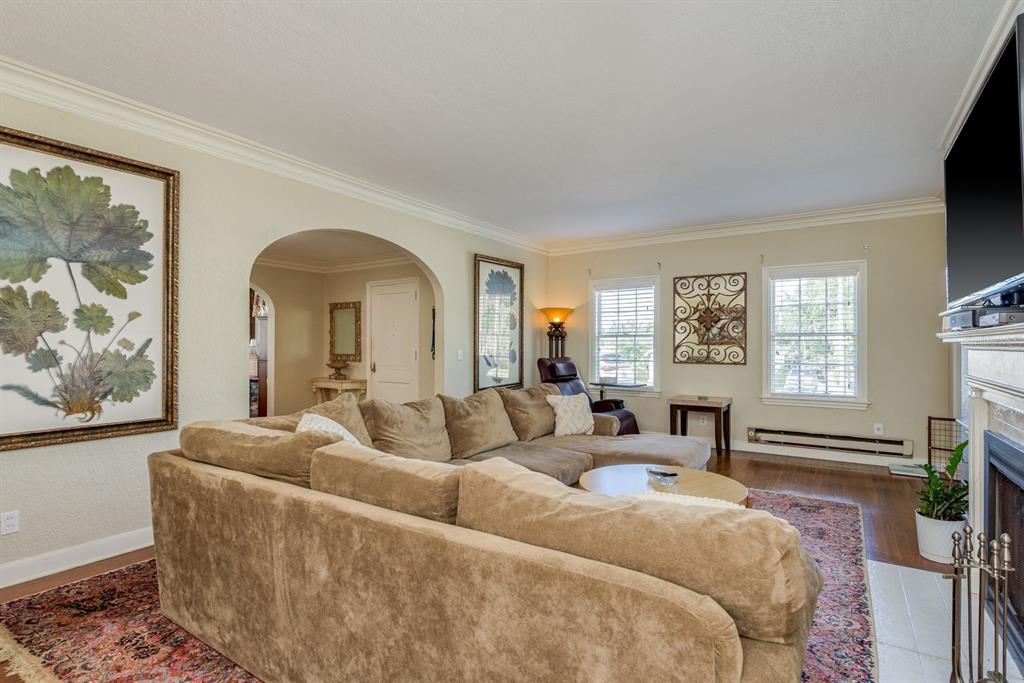 1111 West Line Street Leesburg, FL 34748 - Photo 20 of 77 a living room with furniture and a window