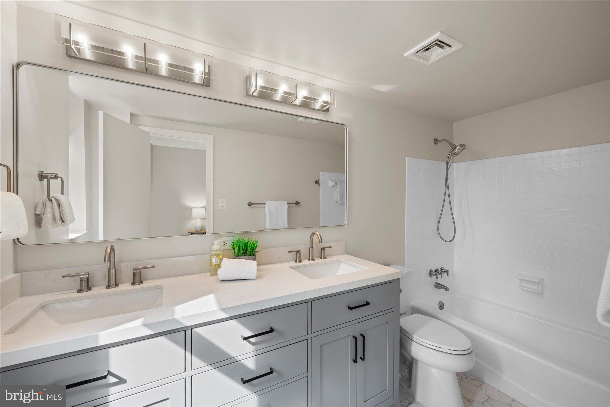 2127 California Street Northwest, Unit 204 Washington, DC 20008 - Photo 10 of 21 Primary En-Suite Bathroom