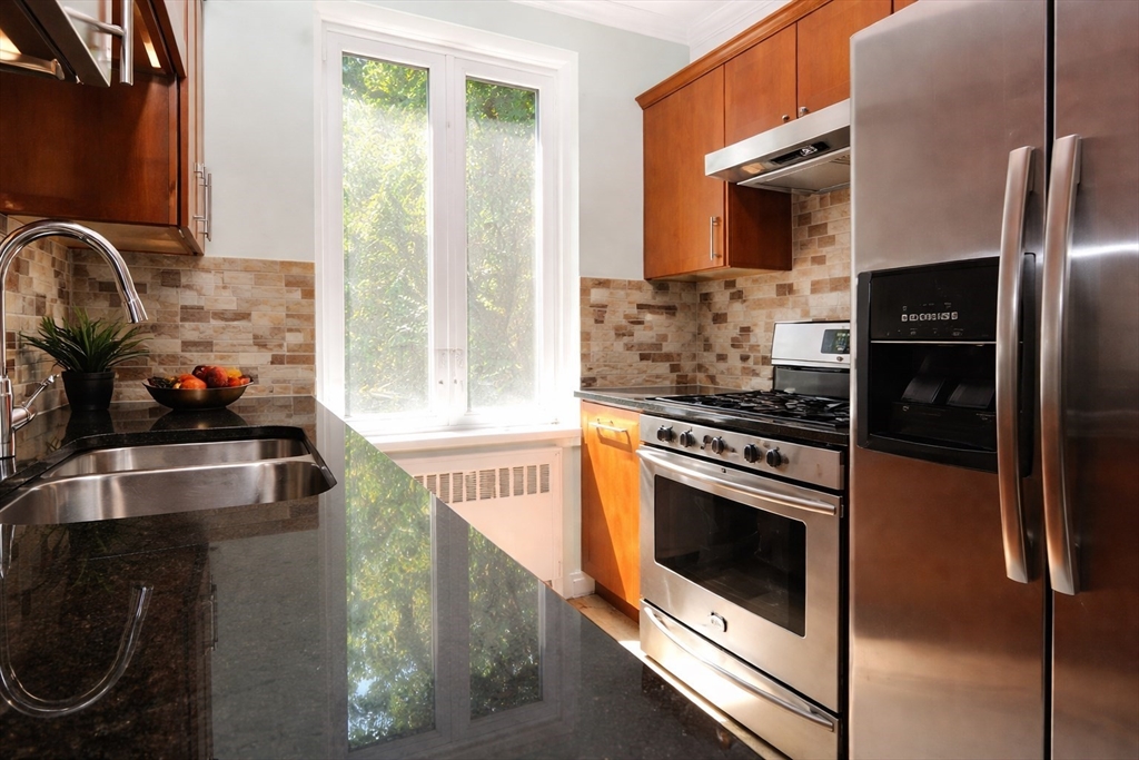 140 Beaconsfield Road, Unit 3 Brookline, MA 02445 - Photo 4 of 9