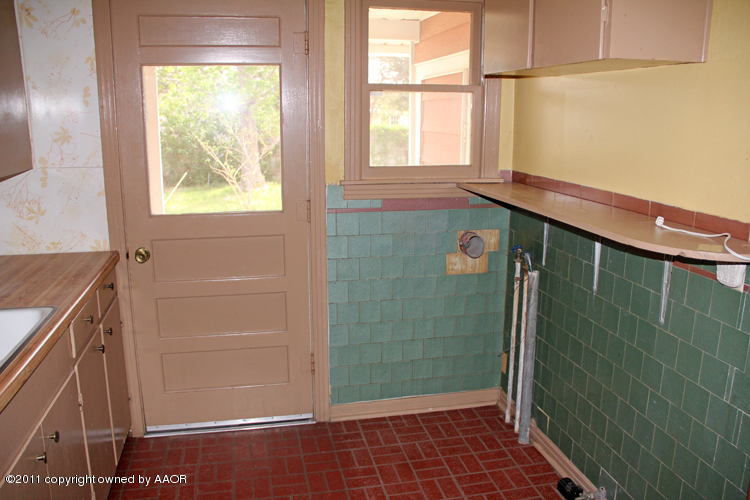 4303 South Lipscomb Street Amarillo, TX 79110 - Photo 26 of 35 a bathroom with a window