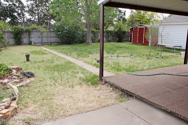 4303 South Lipscomb Street Amarillo, TX 79110 - Photo 32 of 35 a backyard of a house with lots of green space