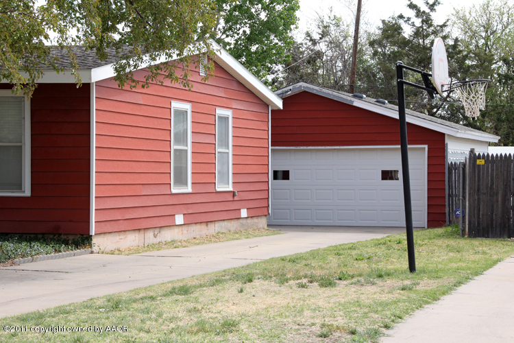 4303 South Lipscomb Street Amarillo, TX 79110 - Photo 34 of 35 a backyard of a house