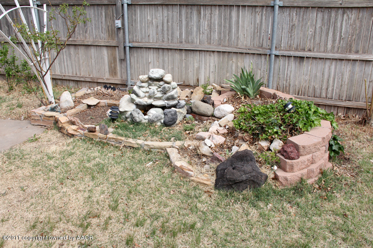 4303 South Lipscomb Street Amarillo, TX 79110 - Photo 35 of 35 a backyard of a house with lots of green space