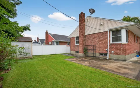 a view of backyard with garden
