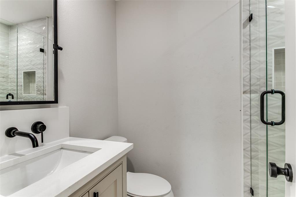 2214 Routh Street, Unit B Dallas, TX 75204 - Photo 16 of 23 2nd Story Full Bathroom