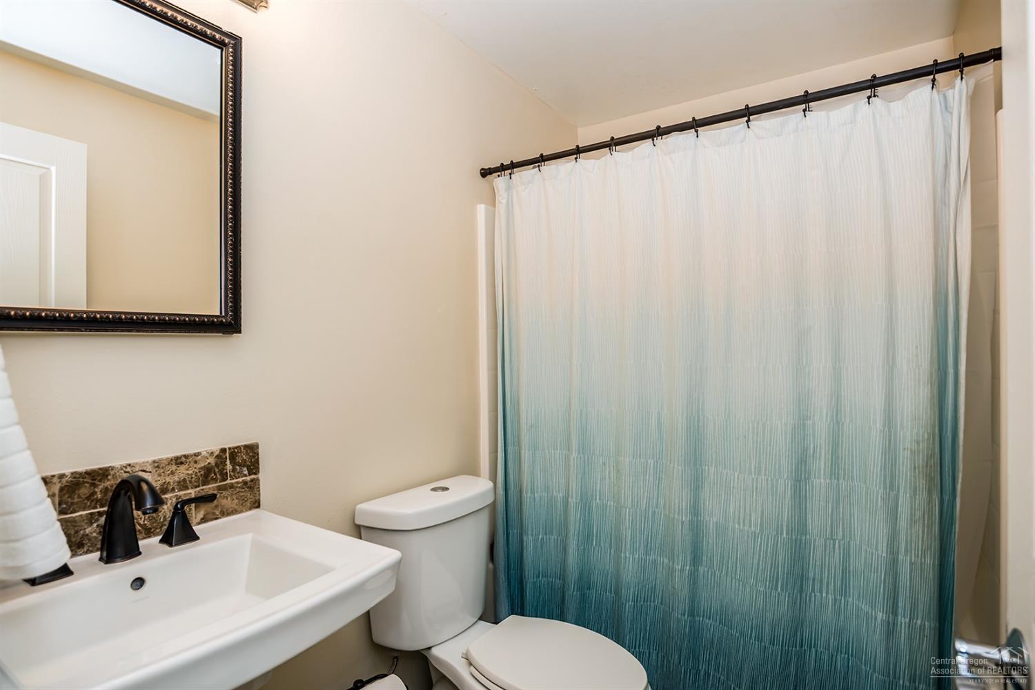 19553 Fishhawk Loop Bend, OR 97702 - Photo 17 of 25 Bathroom with Tub & Shower