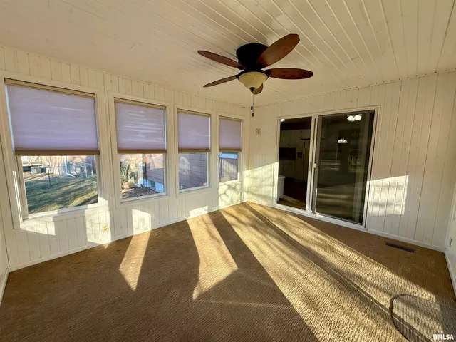 $259,900 | 264 Sunnyview Avenue, Knoxville, IL 61448