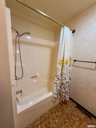 $235,000 | 264 Sunnyview Avenue, Knoxville, IL 61448