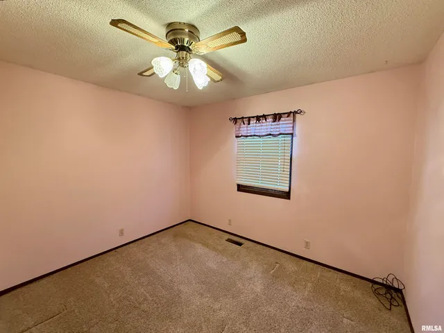 $259,900 | 264 Sunnyview Avenue, Knoxville, IL 61448