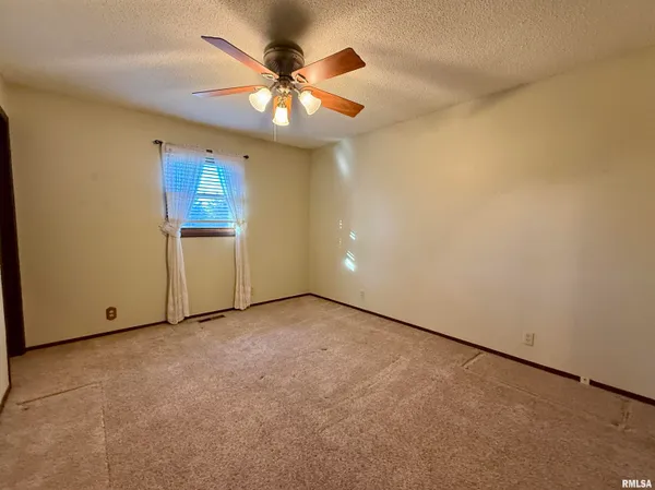 $235,000 | 264 Sunnyview Avenue, Knoxville, IL 61448