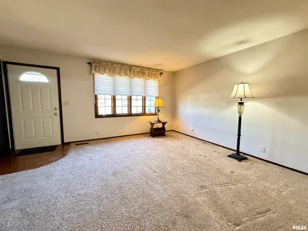 $235,000 | 264 Sunnyview Avenue, Knoxville, IL 61448