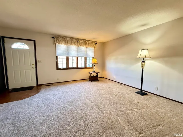 $259,900 | 264 Sunnyview Avenue, Knoxville, IL 61448