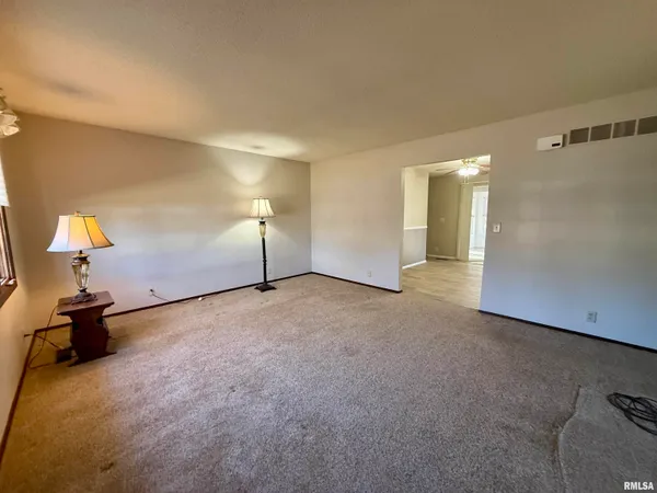 $235,000 | 264 Sunnyview Avenue, Knoxville, IL 61448