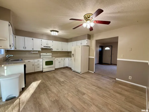 $235,000 | 264 Sunnyview Avenue, Knoxville, IL 61448