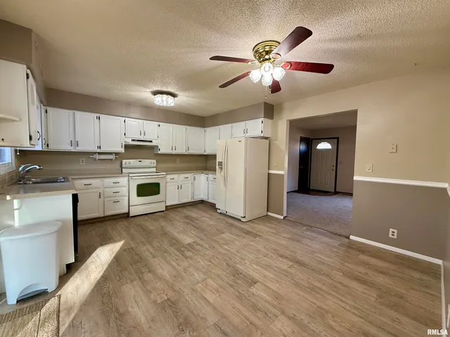 $259,900 | 264 Sunnyview Avenue, Knoxville, IL 61448