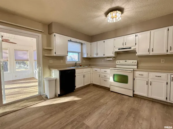 $235,000 | 264 Sunnyview Avenue, Knoxville, IL 61448