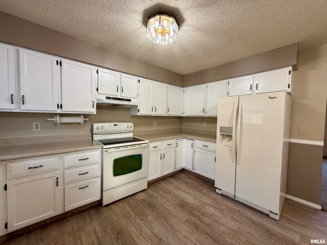 $259,900 | 264 Sunnyview Avenue, Knoxville, IL 61448