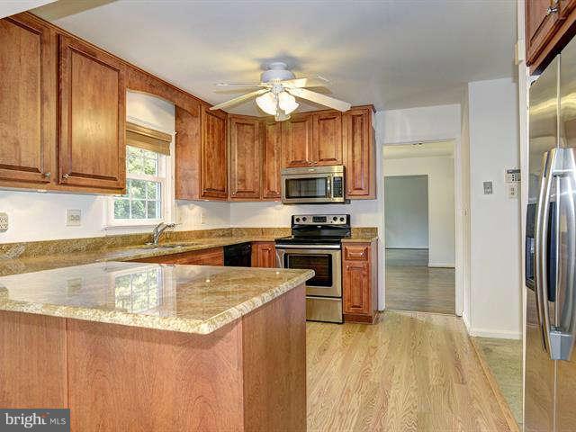 11818 Prestwick Road Potomac, MD 20854 - Photo 11 of 28 Kitchen