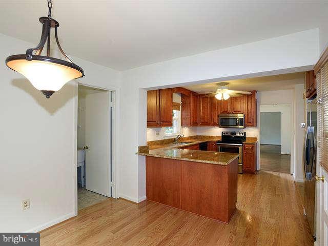 11818 Prestwick Road Potomac, MD 20854 - Photo 12 of 28 Kitchen
