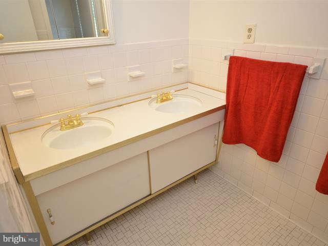 11818 Prestwick Road Potomac, MD 20854 - Photo 20 of 28 Bath