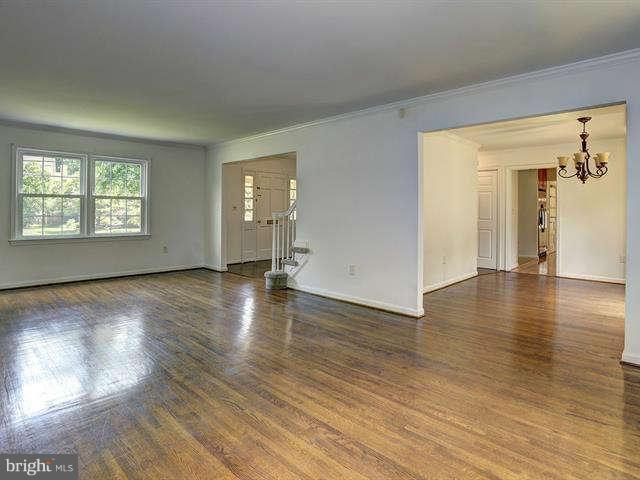 11818 Prestwick Road Potomac, MD 20854 - Photo 5 of 28 Living Room
