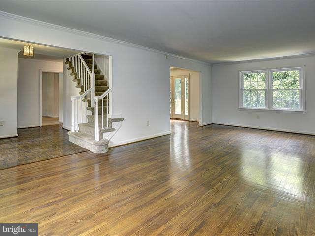 11818 Prestwick Road Potomac, MD 20854 - Photo 6 of 28 Living Room
