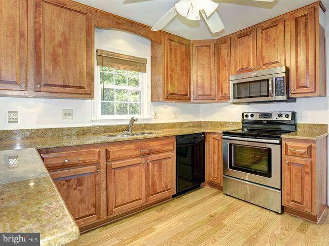 11818 Prestwick Road Potomac, MD 20854 - Photo 10 of 28 Kitchen