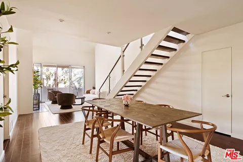 $849,000 | 725 South Barrington Avenue, Unit 301, Los Angeles, CA 90049