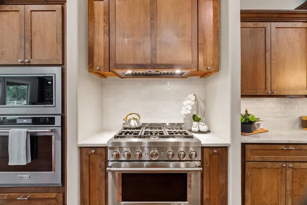 $945,000 | 2703 Parkview Drive, Marble Falls, TX 78654