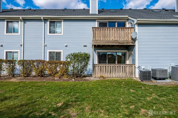 a view of front of a house with a yard
