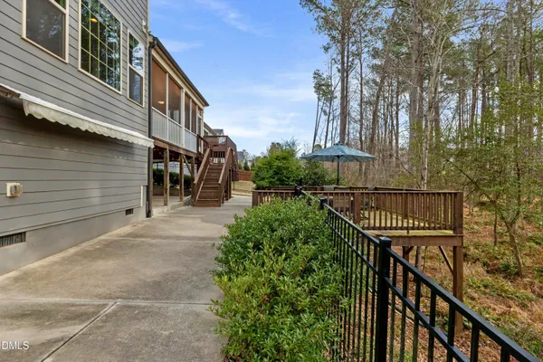 a view of a backyard