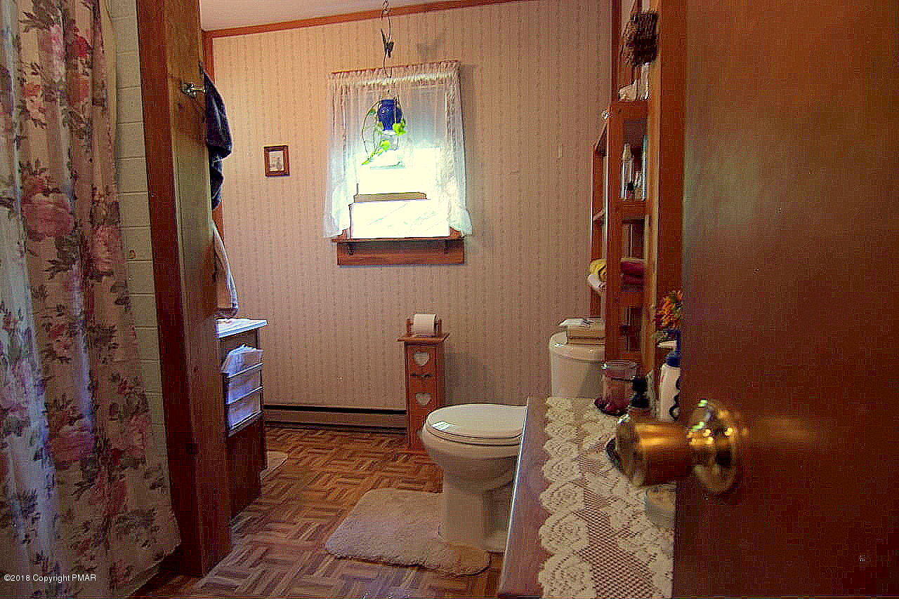 402 Ridge Road Stroudsburg, PA 18360 - Photo 13 of 41 15