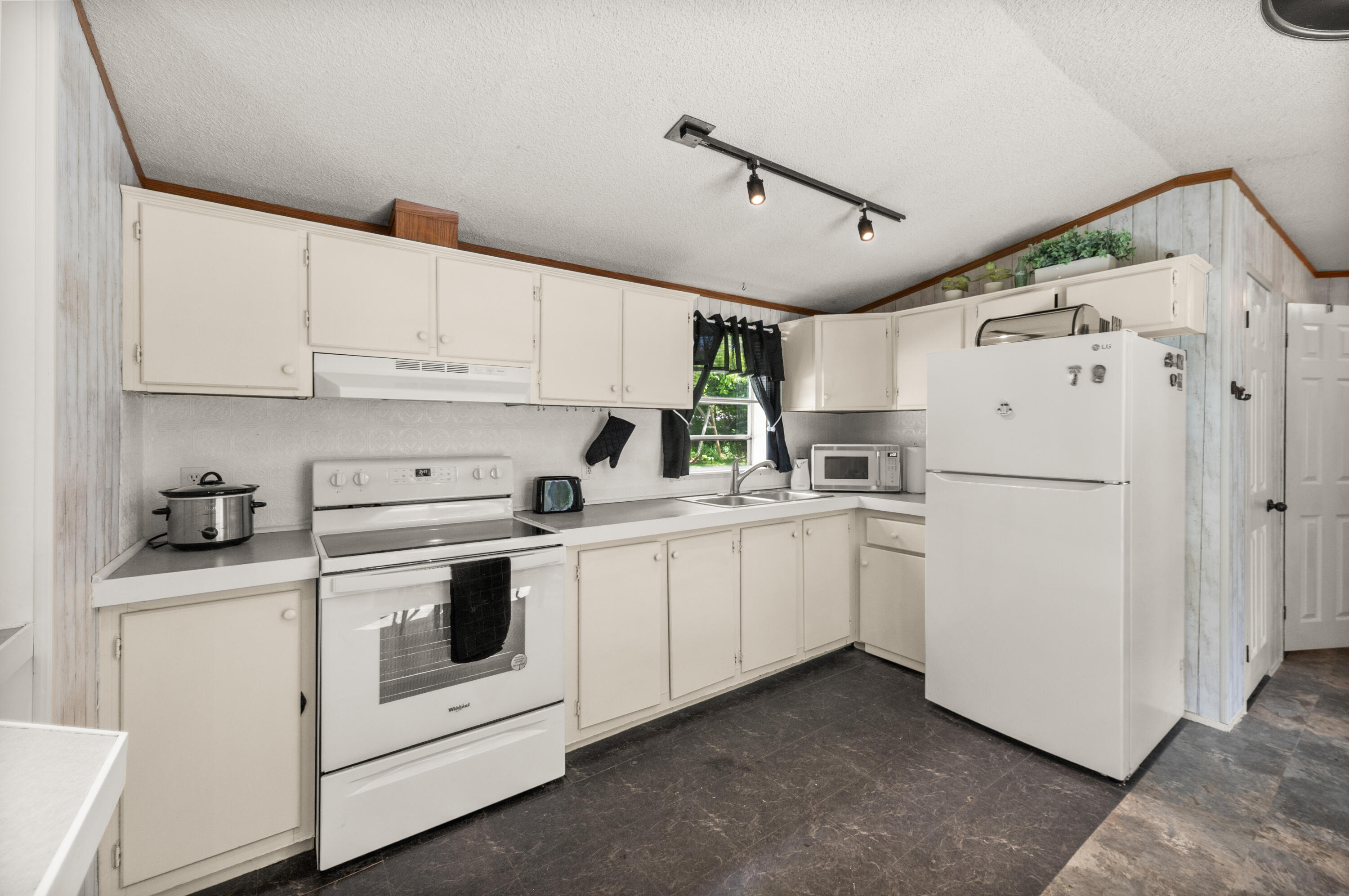 516 East Pond Road Nobleboro, ME 04555 - Photo 4 of 23 DSC_3816