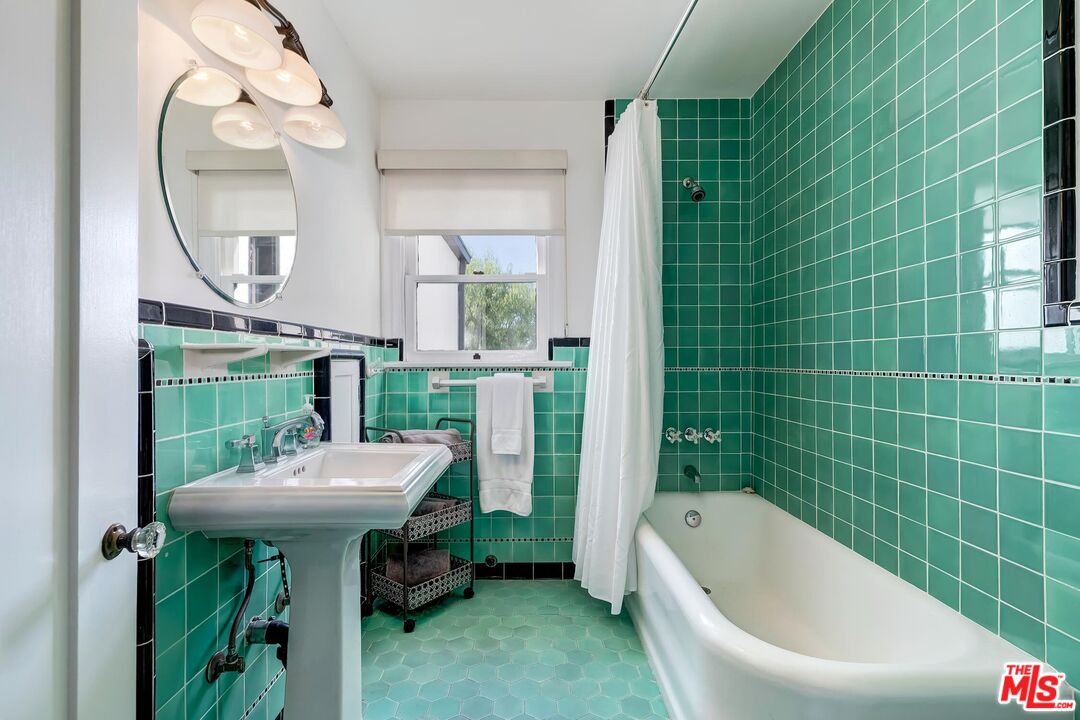 3720 Valleybrink Road Los Angeles, CA 90039 - Photo 22 of 31 a bathroom with a sink a toilet and bathtub