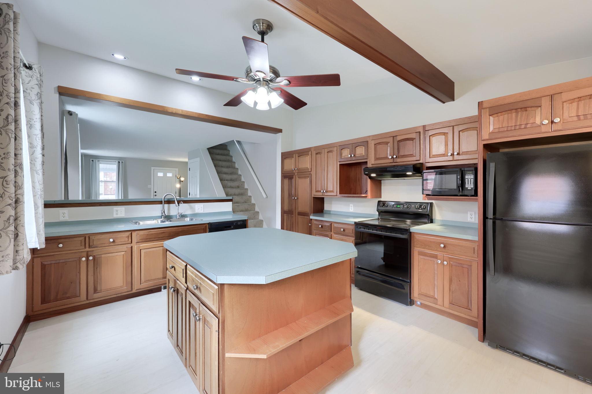 910 Grofftown Road Lancaster, PA 17602 - Photo 4 of 36