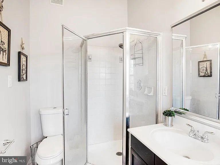 10864 Caraway Circle Manassas, VA 20109 - Photo 12 of 16 a bathroom with a sink a toilet and shower