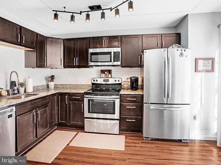 10864 Caraway Circle Manassas, VA 20109 - Photo 6 of 16 a kitchen with stainless steel appliances a refrigerator stove and sink