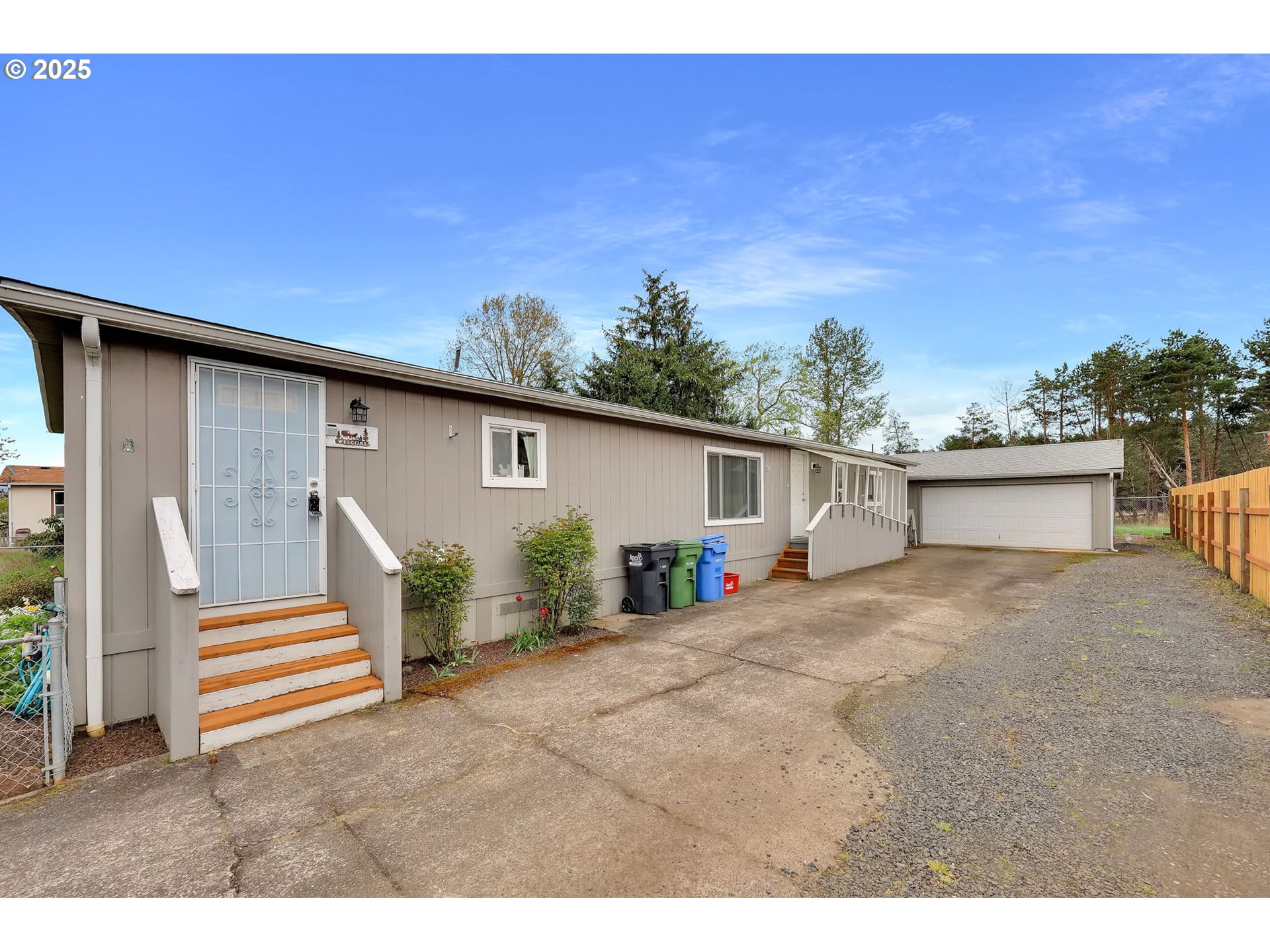 4990 Morely Loop Eugene, OR 97402 - Photo 3 of 36 Driveway