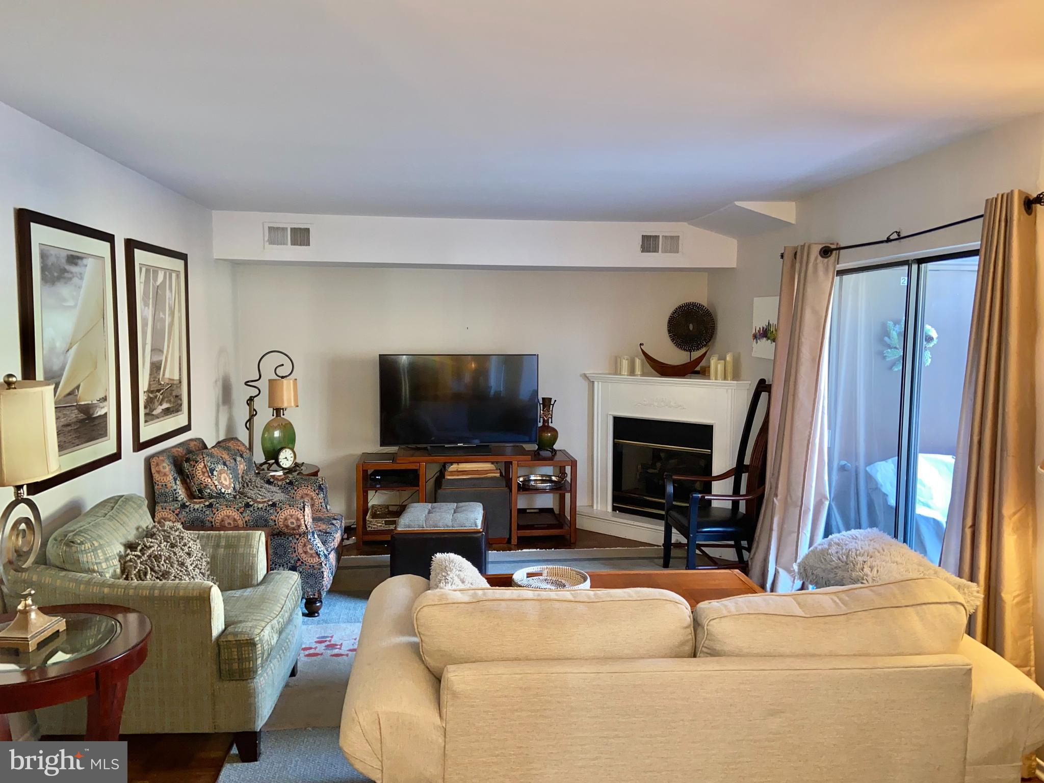 2004 Aspen Circle, Unit 2004UD Springfield, PA 19064 - Photo 10 of 21 Living room
