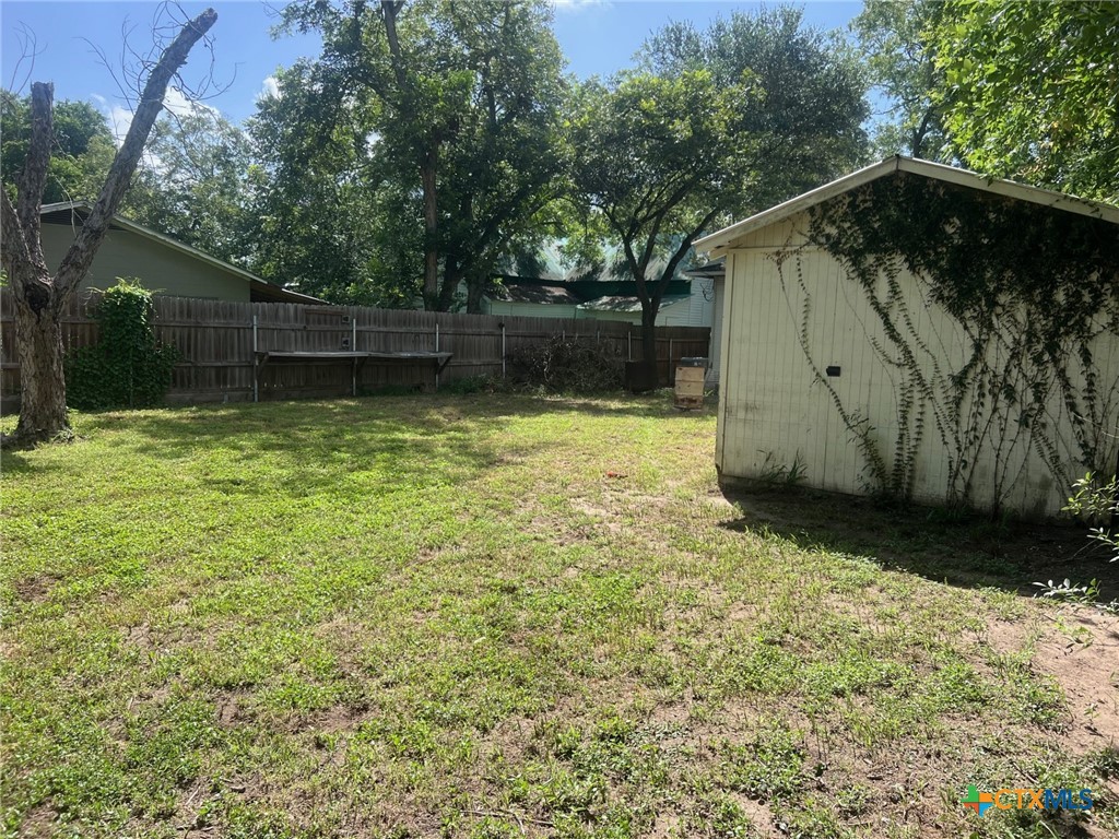 408 Hubbard Street Yoakum, TX 77995 - Photo 19 of 23 a backyard of a house with lots of green space