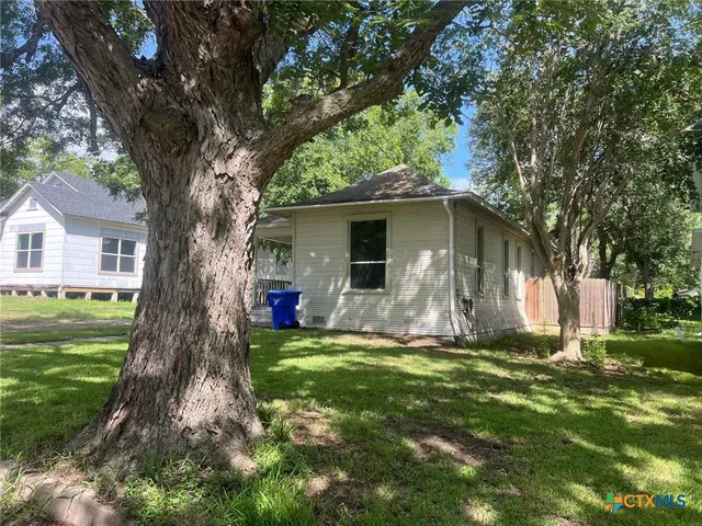 $119,900 | 408 Hubbard Street, Yoakum, TX 77995