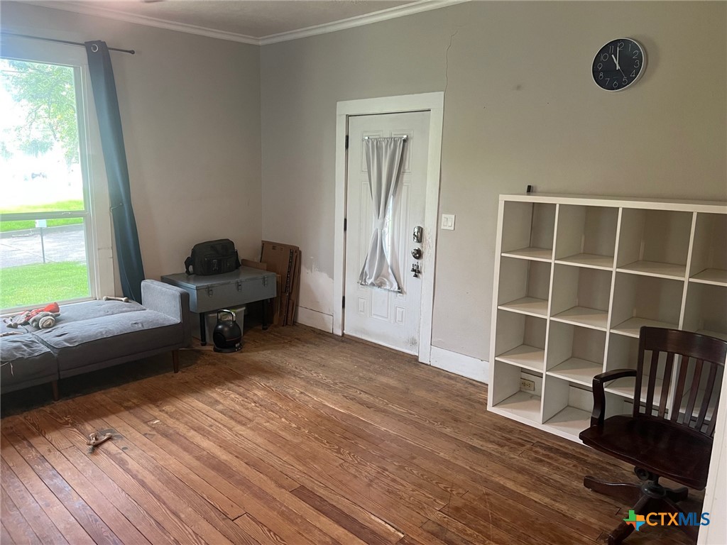 408 Hubbard Street Yoakum, TX 77995 - Photo 4 of 23 a room with furniture and a window
