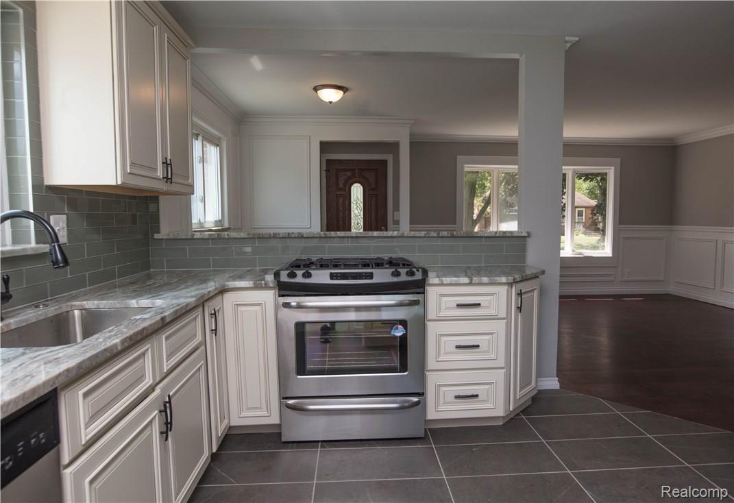 222 Reitman Court Rochester, MI 48307 - Photo 5 of 34 Reitman St (27 of 30).jpg