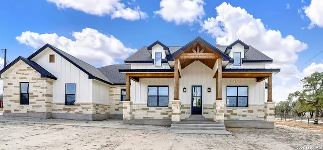 $640,000 | 100 Hondo Ridge, La Vernia, TX 78121