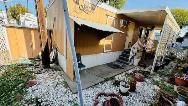 a view of an entryway of the house