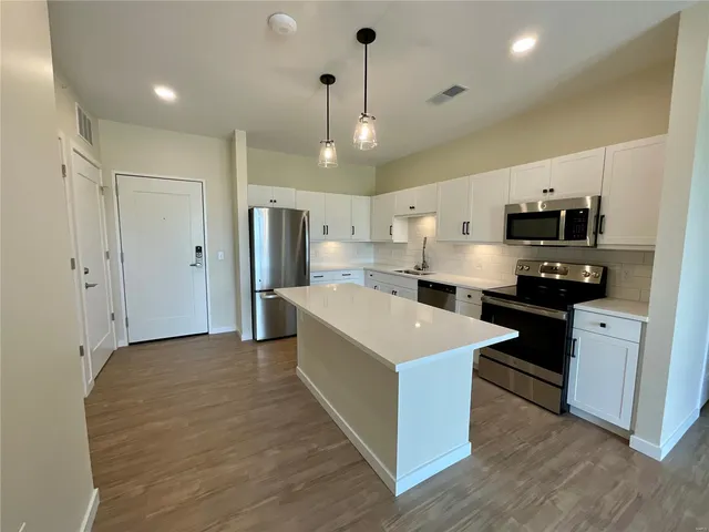 $2,200 | 6190 Bennett Drive, Unit 211, Edwardsville, IL 62025