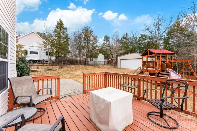 a view of a house with backyard and trees