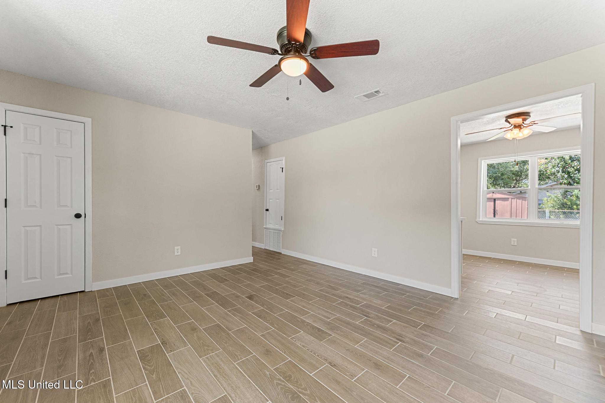 312 Springdale Circle D'Iberville, MS 39540 - Photo 4 of 21 004