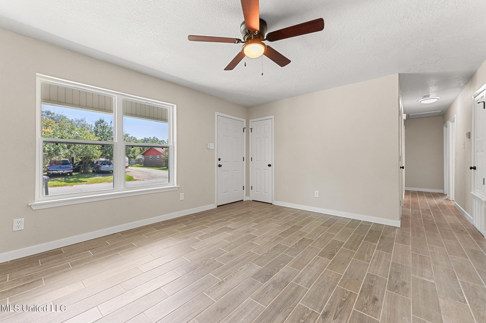 312 Springdale Circle D'Iberville, MS 39540 - Photo 5 of 21 005