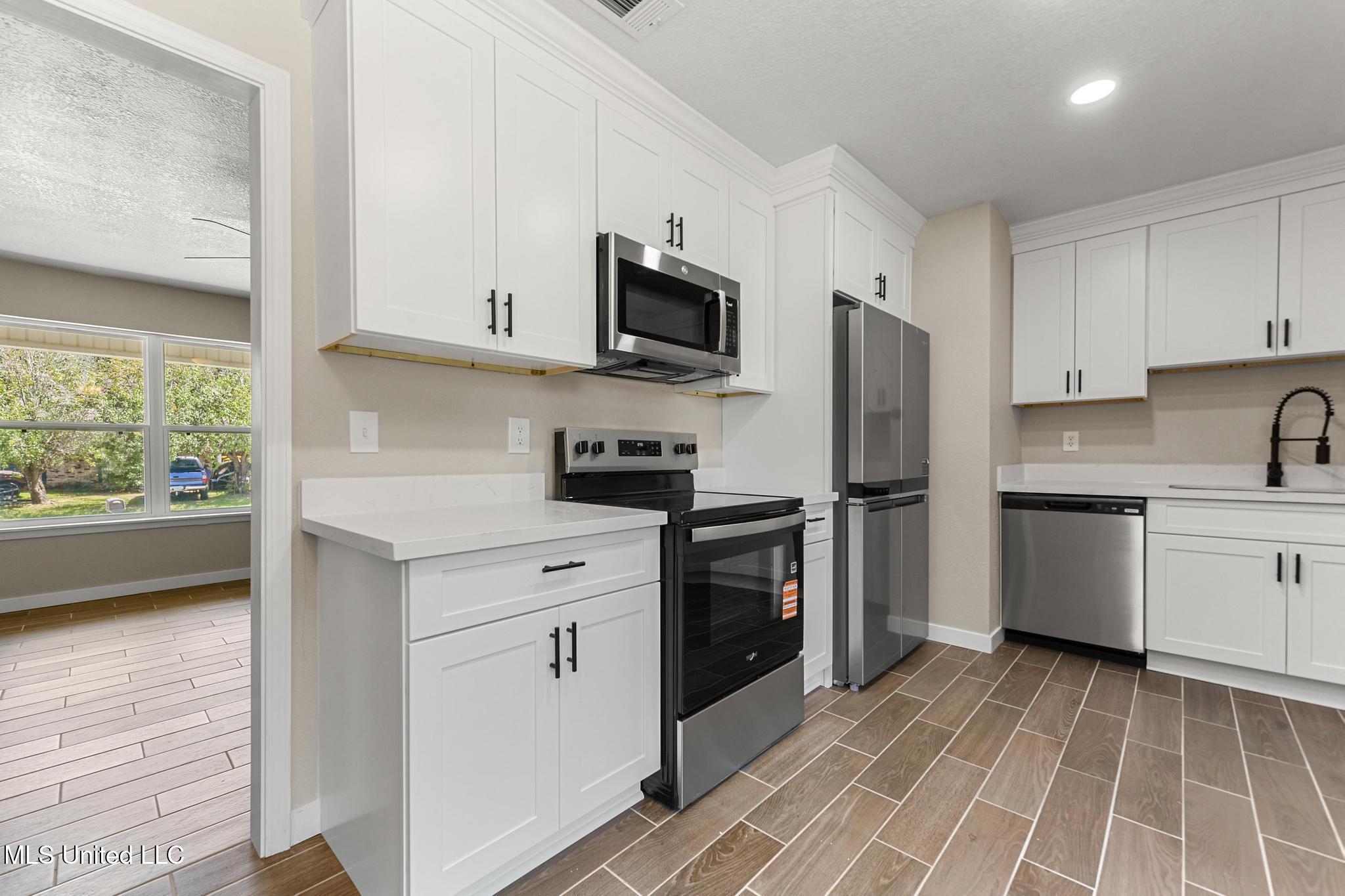 312 Springdale Circle D'Iberville, MS 39540 - Photo 7 of 21 007